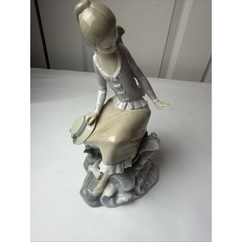Vintage‎ Retired LLADRO Porcelain Figurine - Girl  & Hat - Sitting - Fish -w Box